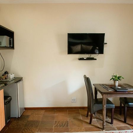 37 On Charles Hotel Претория Екстериор снимка