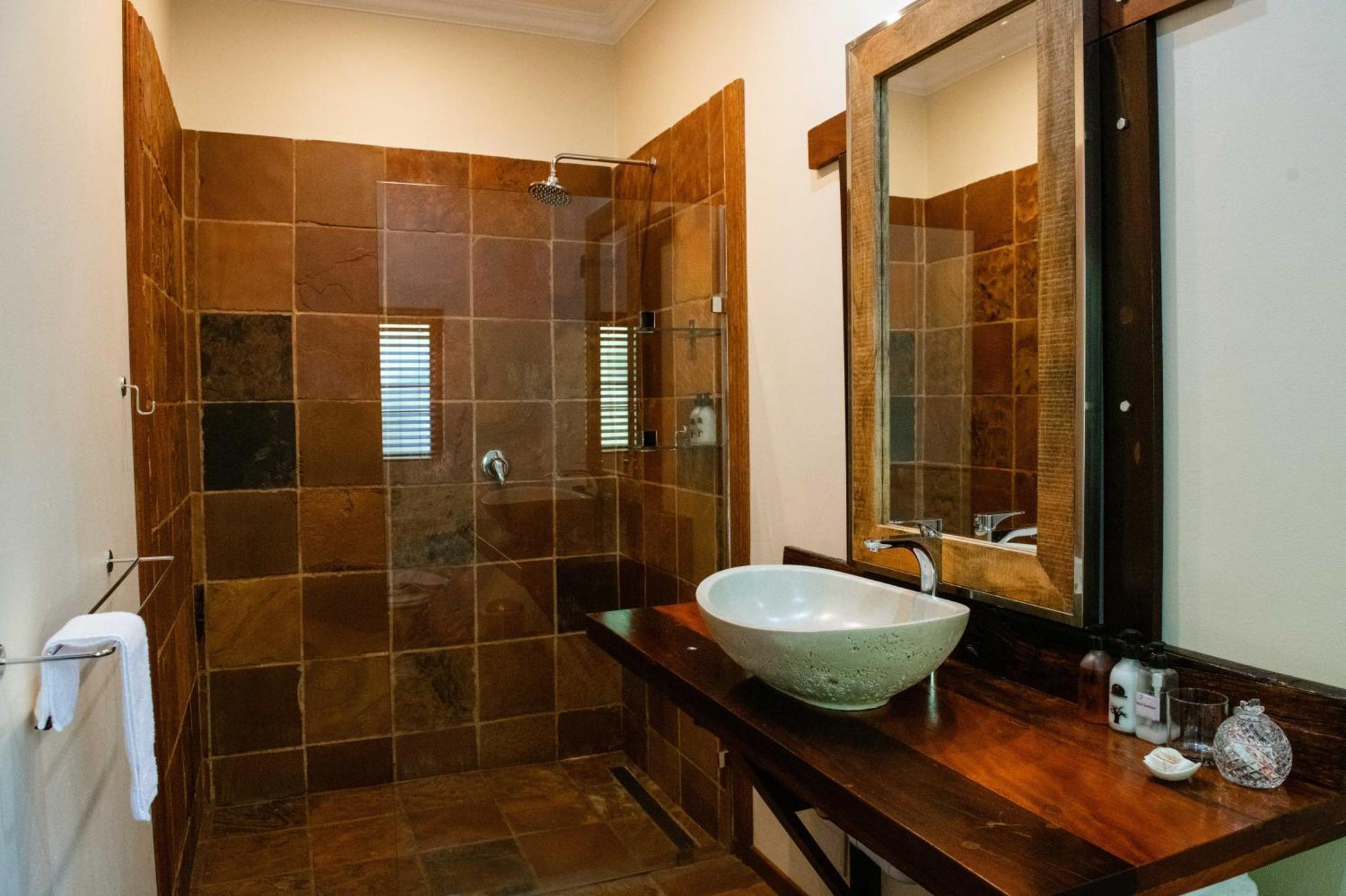 37 On Charles Hotel Претория Екстериор снимка